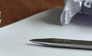 Notizzettel und Stift
