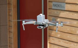 Eine Drohne mit Messsensoren fliegt auf Brusthöhe vor der Bürotür des INKEK.