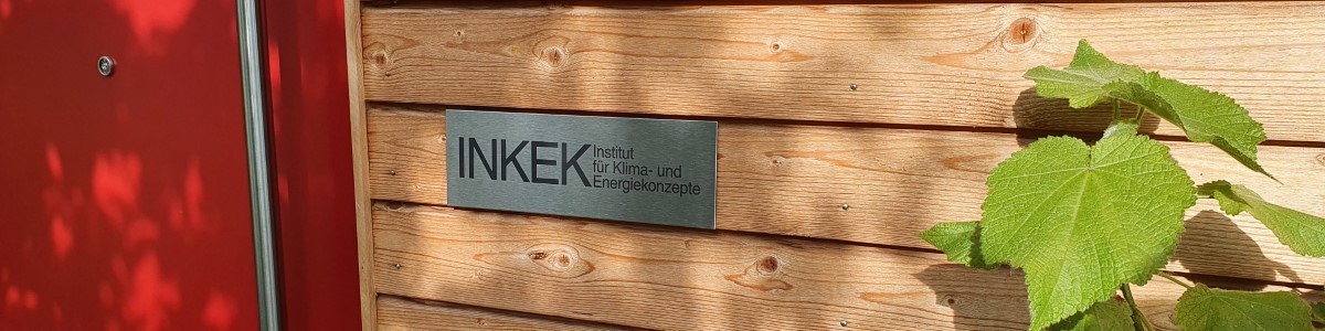 Schild "INKEK - Ingenieurbüro für Klima- und Energiekonzepte" an der Bürotür